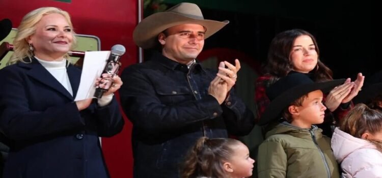 El gobernador Manolo Jiménez inaugura Villamagia Coahuila 2025 con el encendido del pino monumental en Múzquiz