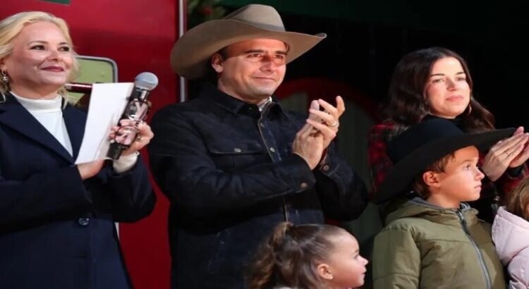 El gobernador Manolo Jiménez inaugura Villamagia Coahuila 2025 con el encendido del pino monumental en Múzquiz El gobernador Manolo Jiménez inaugura Villamagia Coahuila 2025 con el encendido del pino monumental en Múzquiz