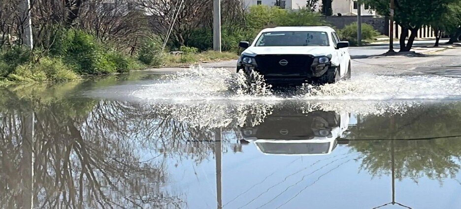 Se inundan de aguas negras las calles de Villas Universidad en Torreón