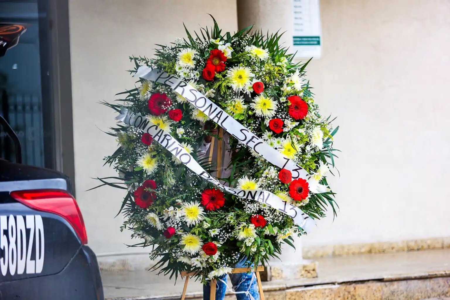 Dan último adiós a la subdirectora asesinada durante atentado escolar en Torreón