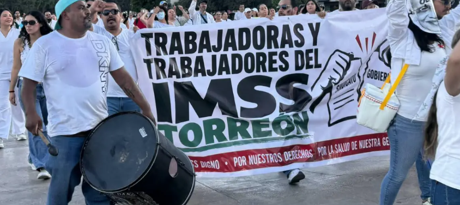 Empleados y retirados del IMSS realizan marcha en Torreón